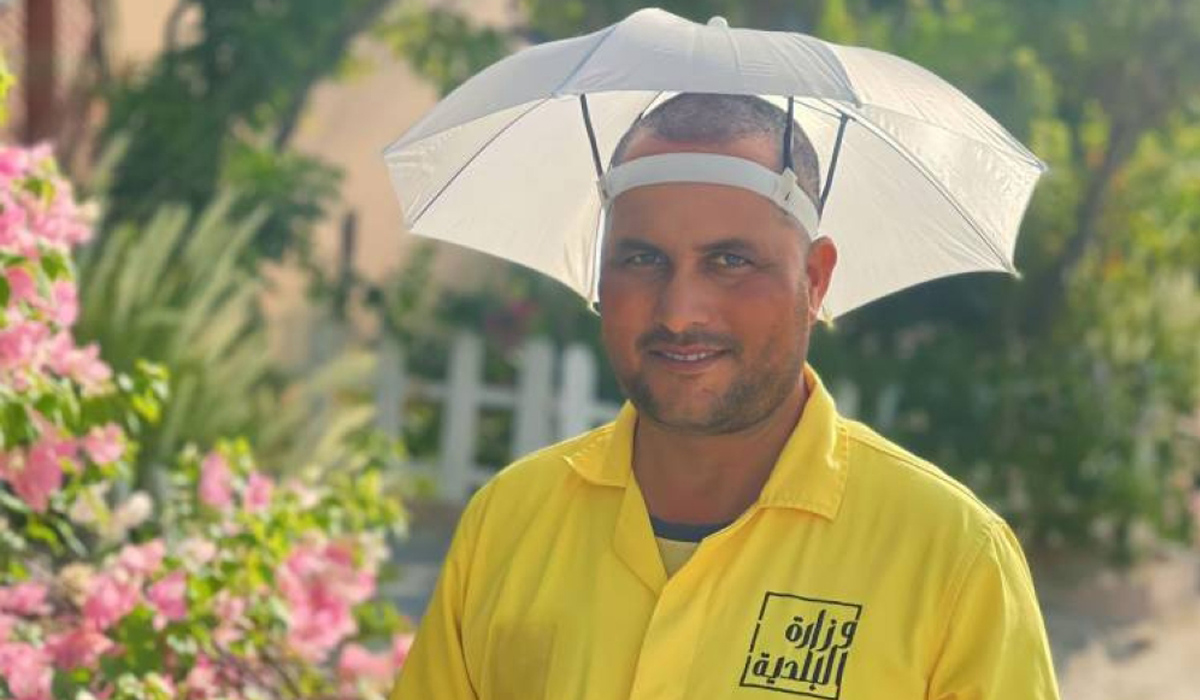 Qatar distributes special sun-blocking umbrellas to protect workers from sunstroke
